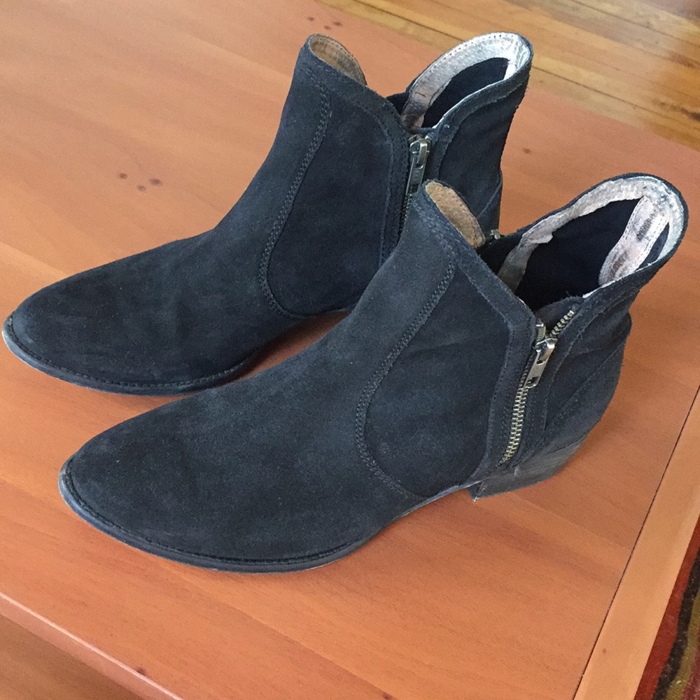 Seychelles black suede ankle zip booties size 9